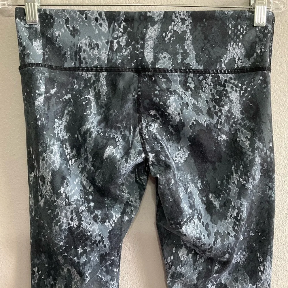 Alo snake print yoga capri leggings size Small